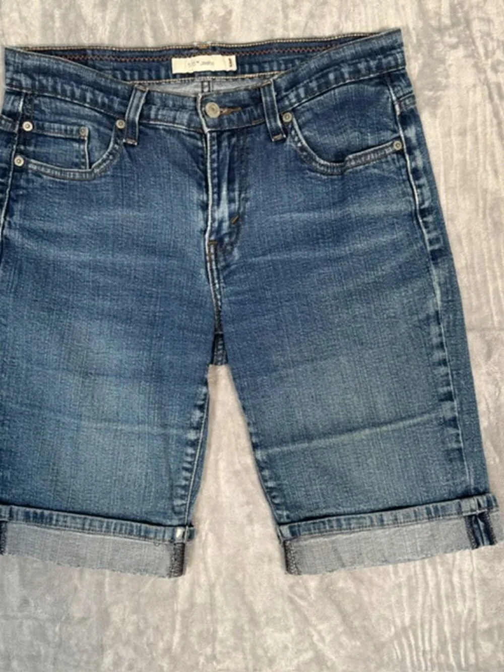 Levi's 515 Women's Bermuda Denim Shorts Size 8 Medium Wash Cuffed Stretch Jean
